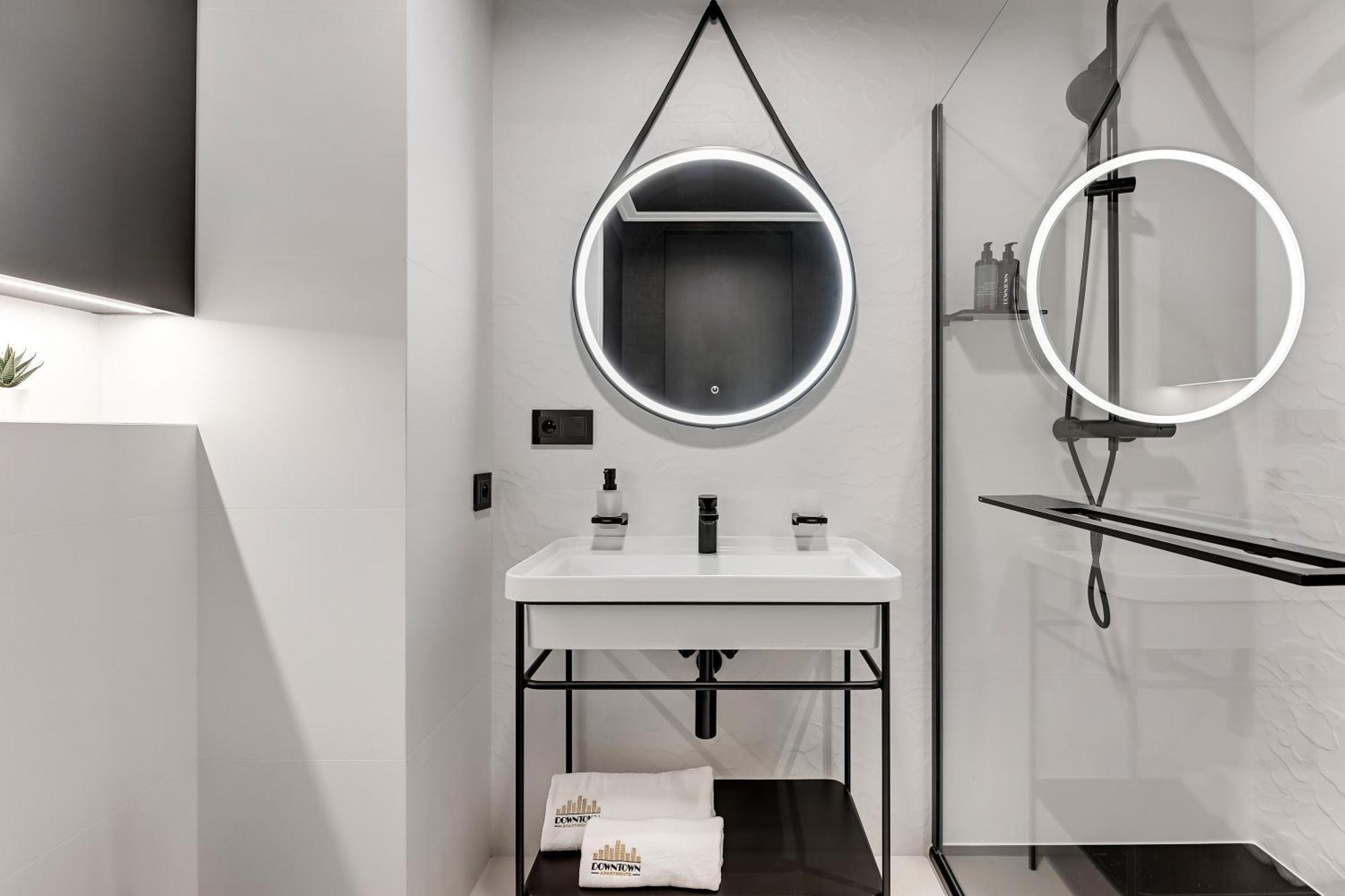 Chlebova - Riverside View Terrace, Free Parking, Gym & Kidsplay By Downtown Apartment *