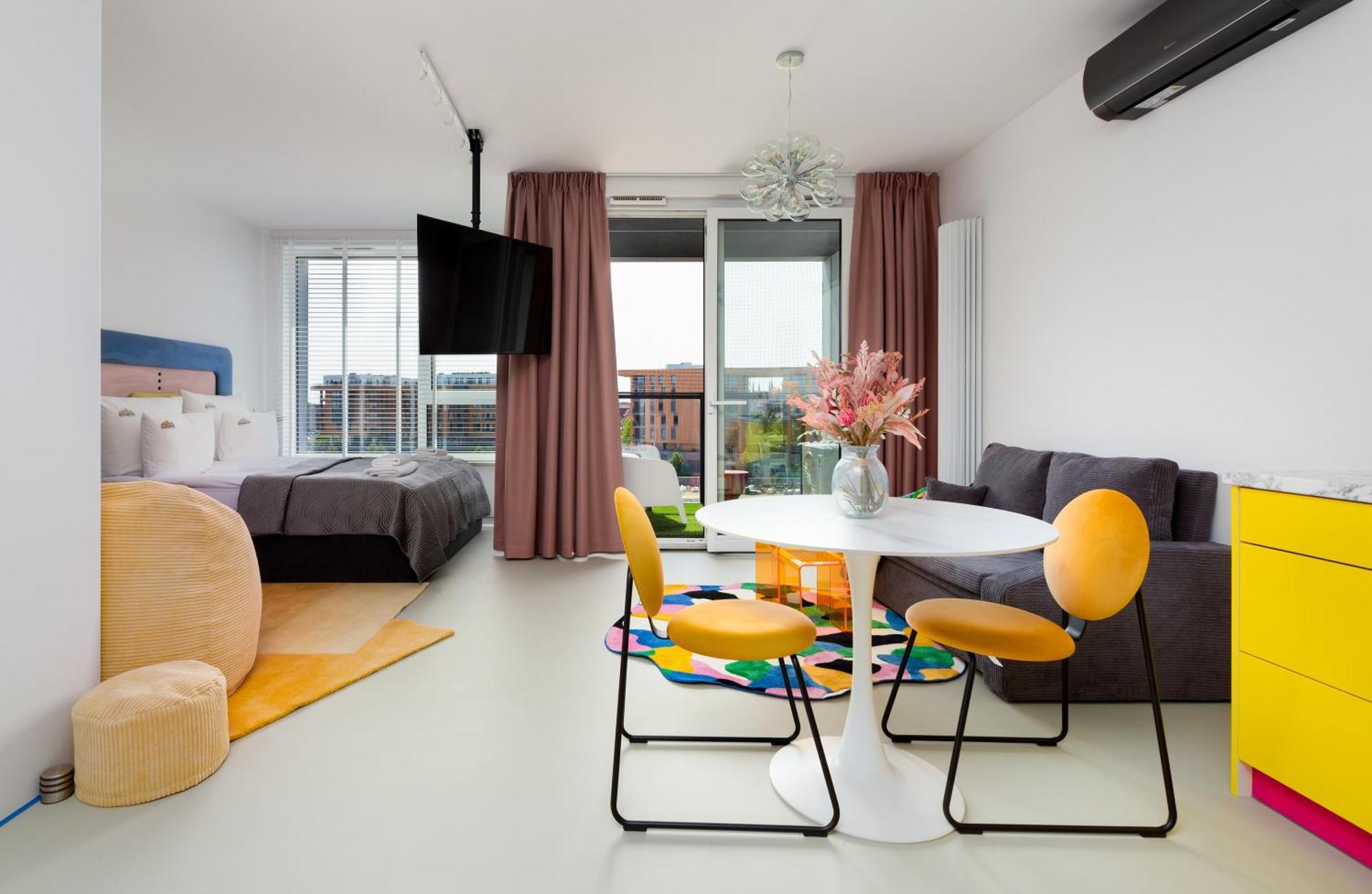 Chlebova - Riverside View Terrace, Free Parking, Gym & Kidsplay By Downtown Apartment